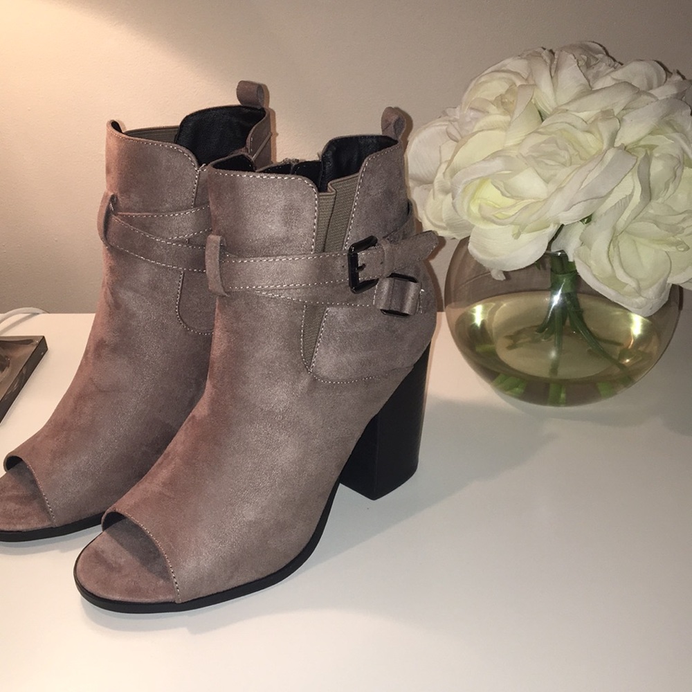 NWT Gray Heeled Boots✨